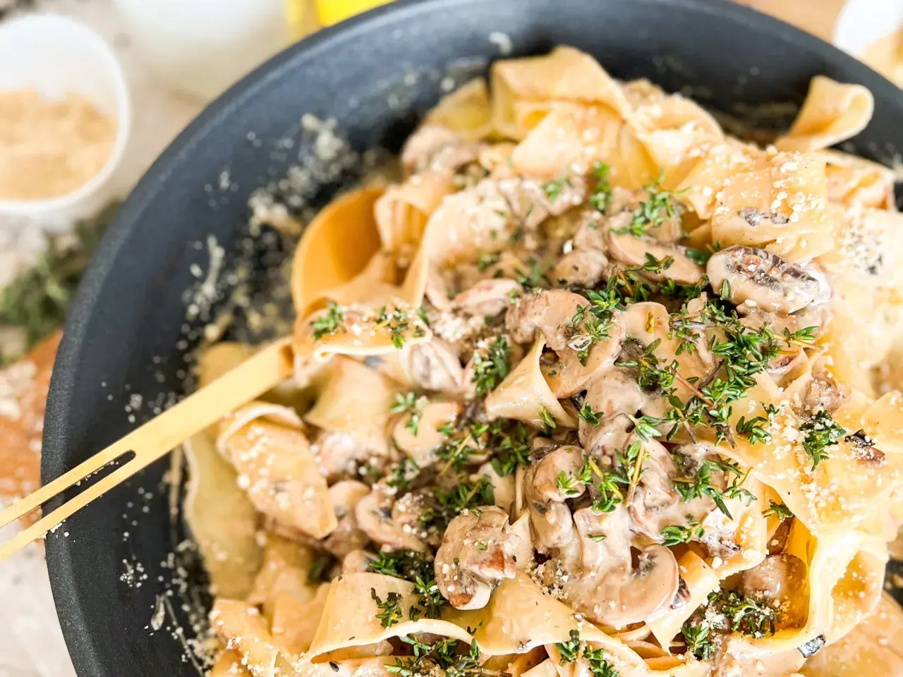 Cremige Pasta mit Pilzen und frischem Thymian, garniert mit Parmesan. Ein köstliches Gericht, das Lust auf mehr macht.