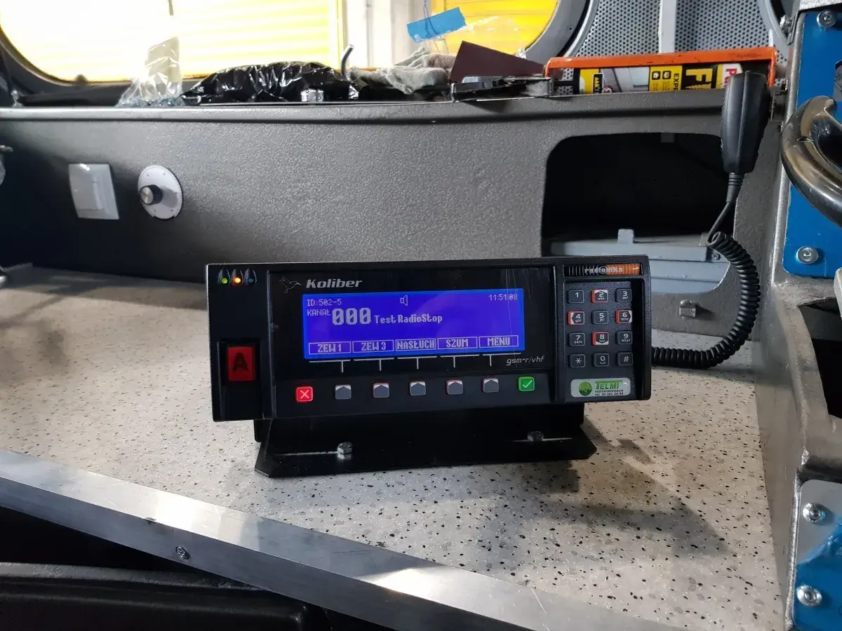 Radiotelefon kolejowy Koliber z mikrofonem i klawiaturą, gotowy do pracy.