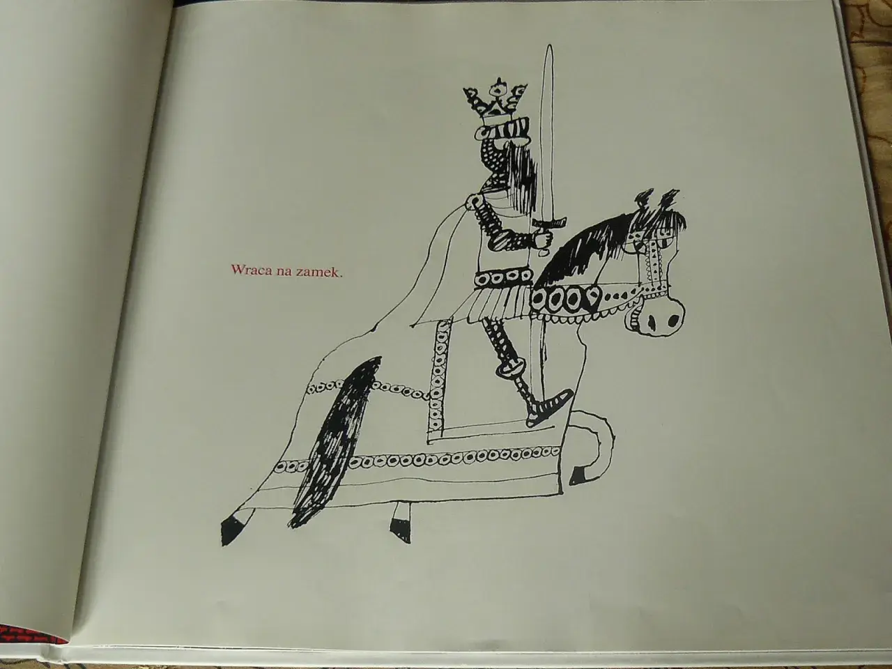Ilustracja czarno-biała: król na koniu z mieczem, w koronie.