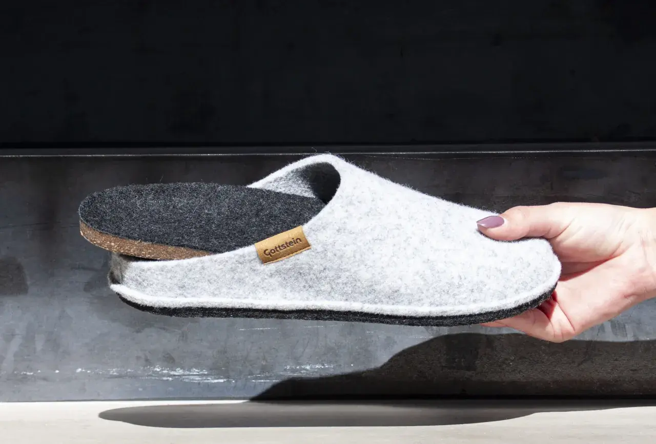 Grauer Filz-Hausschuh mit herausnehmbarer Einlage, ideal für orthopädische Bedürfnisse.