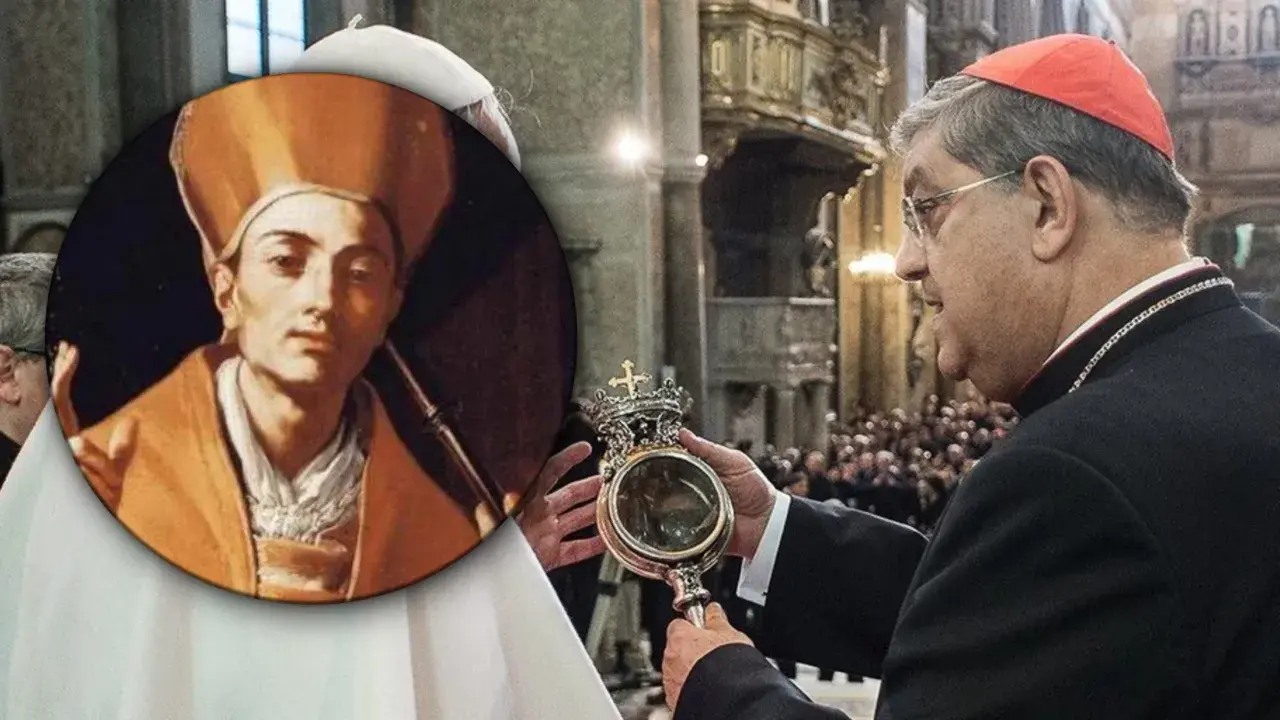 Kardynał prezentuje relikwiarz z krwią św. Januariacelebrując uroczystość. W tle obraz świętego.