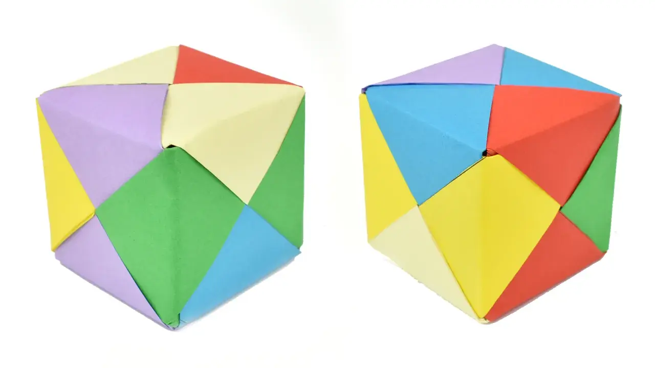Dos cubos de papel para imprimir, hechos de módulos de colores: verde, amarillo, lila, azul, rojo y crema.