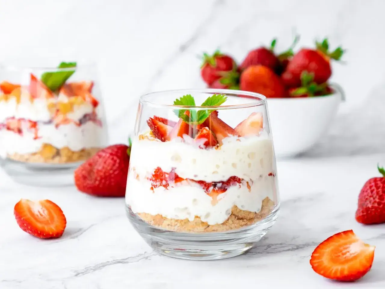 Délicieux tiramisu fraise en verrine, garni de fruits frais et de menthe. Un délice léger et fruité.