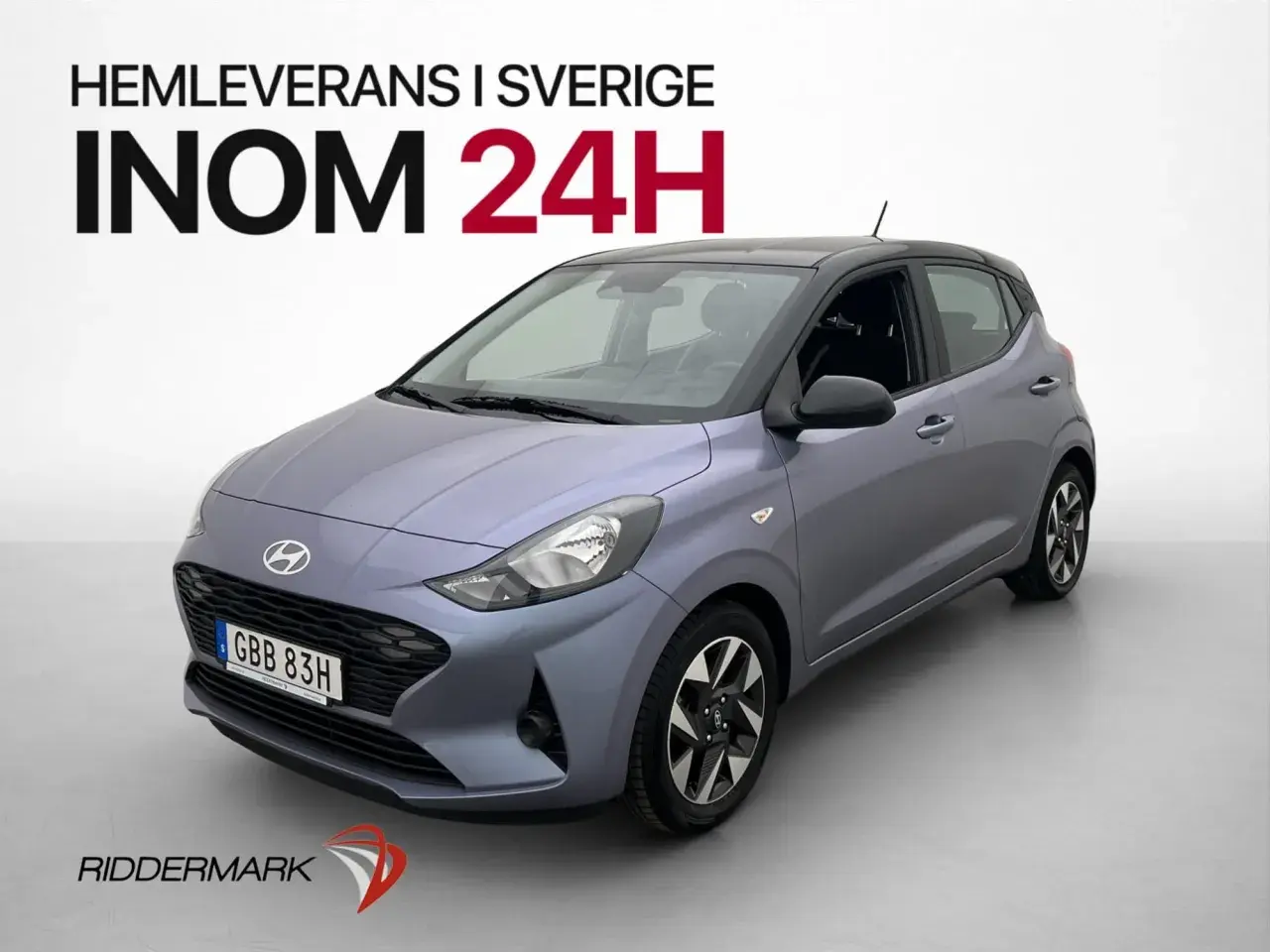 En grå Hyundai i10 med texten "Hemleverans i Sverige inom 24h". Inga problem med denna bil, bara snabb leverans!