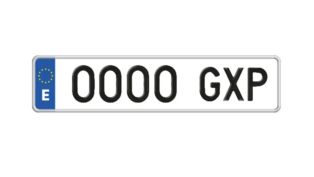 Matrícula española con el código de país "E", números "0000" y letras "GXP". El año de matricula G indica que es un vehículo moderno.