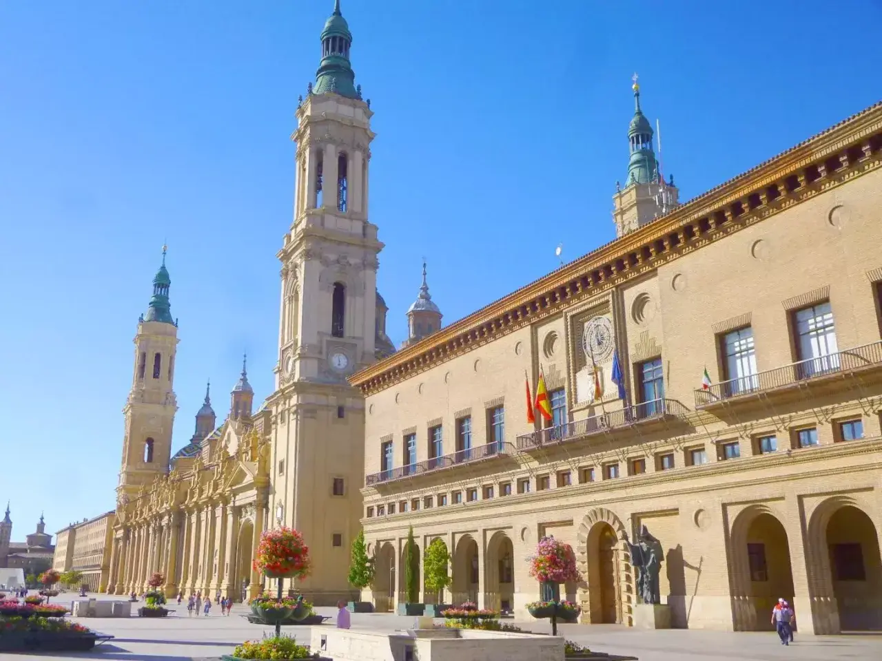 Plaza del Pilar, Zaragoza. Impresionante basílica y ayuntamiento. ¡Ideal para saber qué ver en Zaragoza en 1 día!