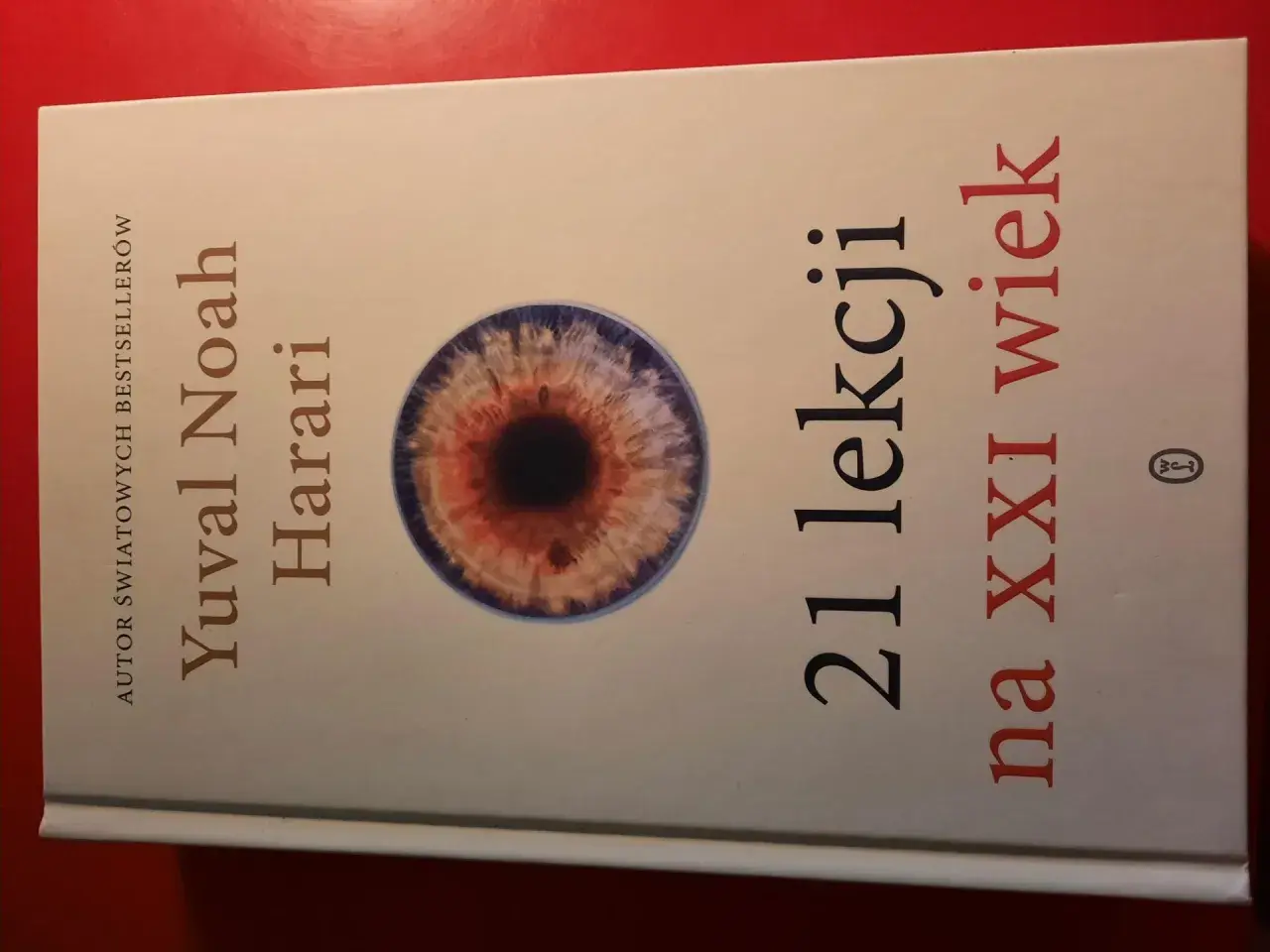 Okładka książki Yuvala Noaha Harariego "21 lekcji na XXI wiek" z motywem oka.