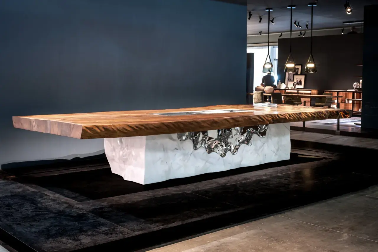 Tavolo con piano in legno massello, forse il legno più costoso in Italia, con base in marmo e inserti metallici scultorei.