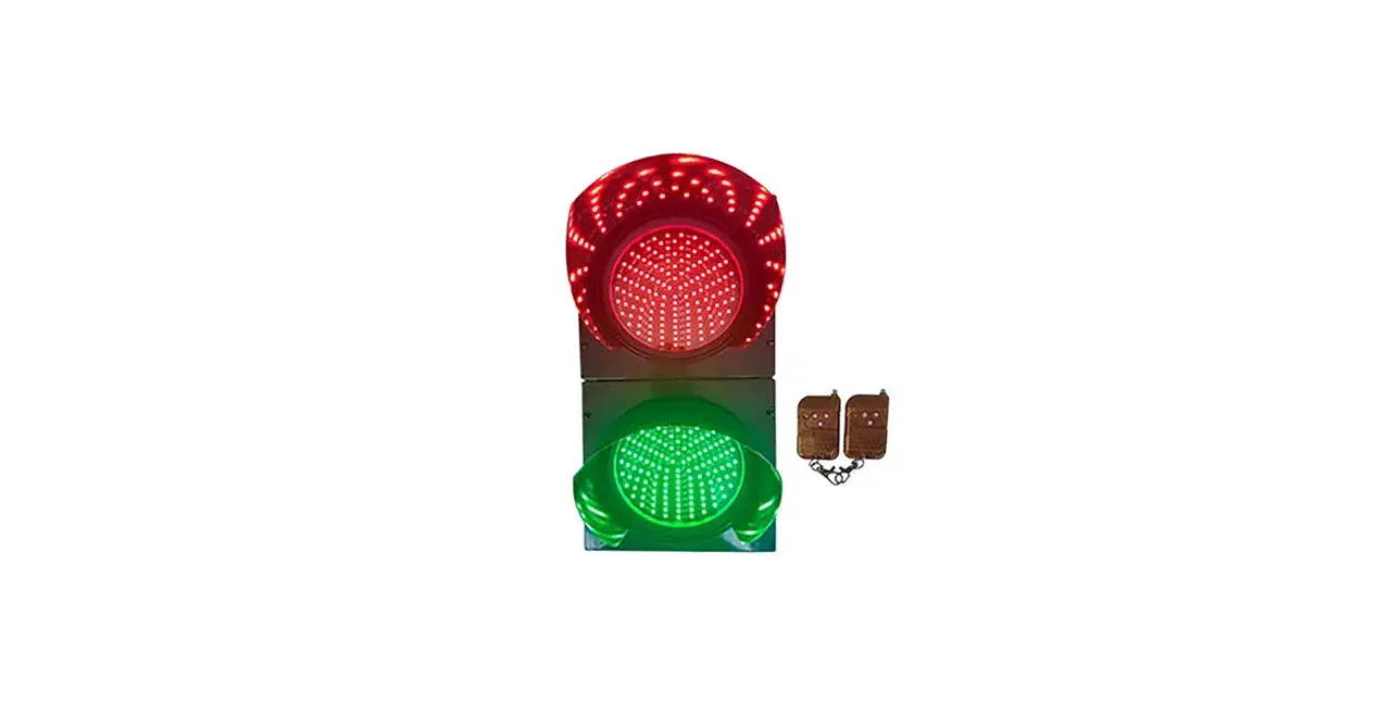 Un feu de stop avec une lumière rouge allumée et une lumière verte allumée, prêt à diriger la circulation.