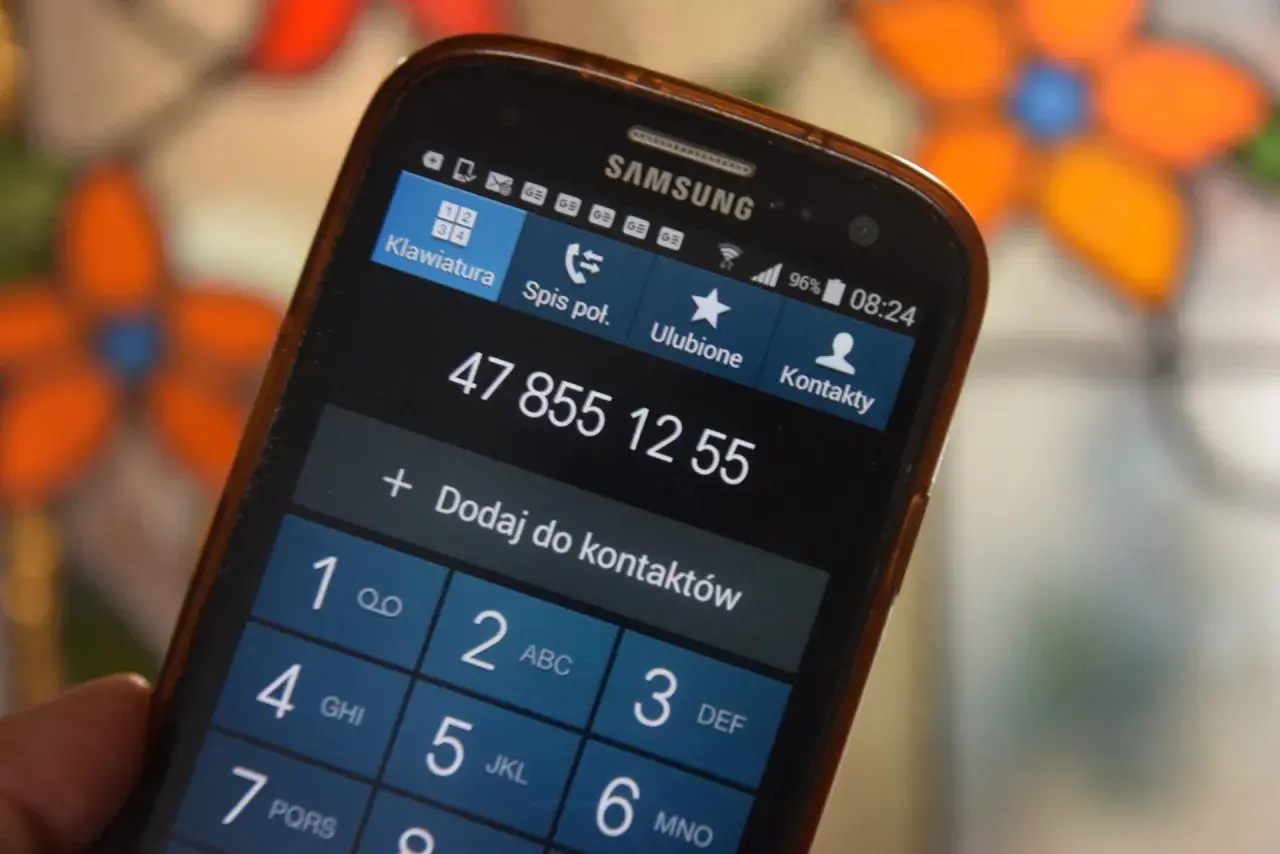 Czy policja może namierzyć telefon po numerze telefonu? Na ekranie Samsunga widoczny jest numer 47 855 12 55.