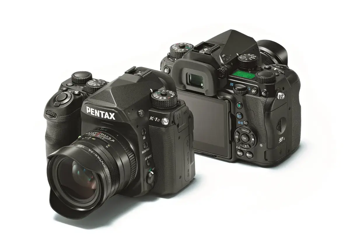 Dwa aparaty Pentax K-1 Mark II, jeden z obiektywem, gotowe do uchwycenia świata w pełnej klatce.
