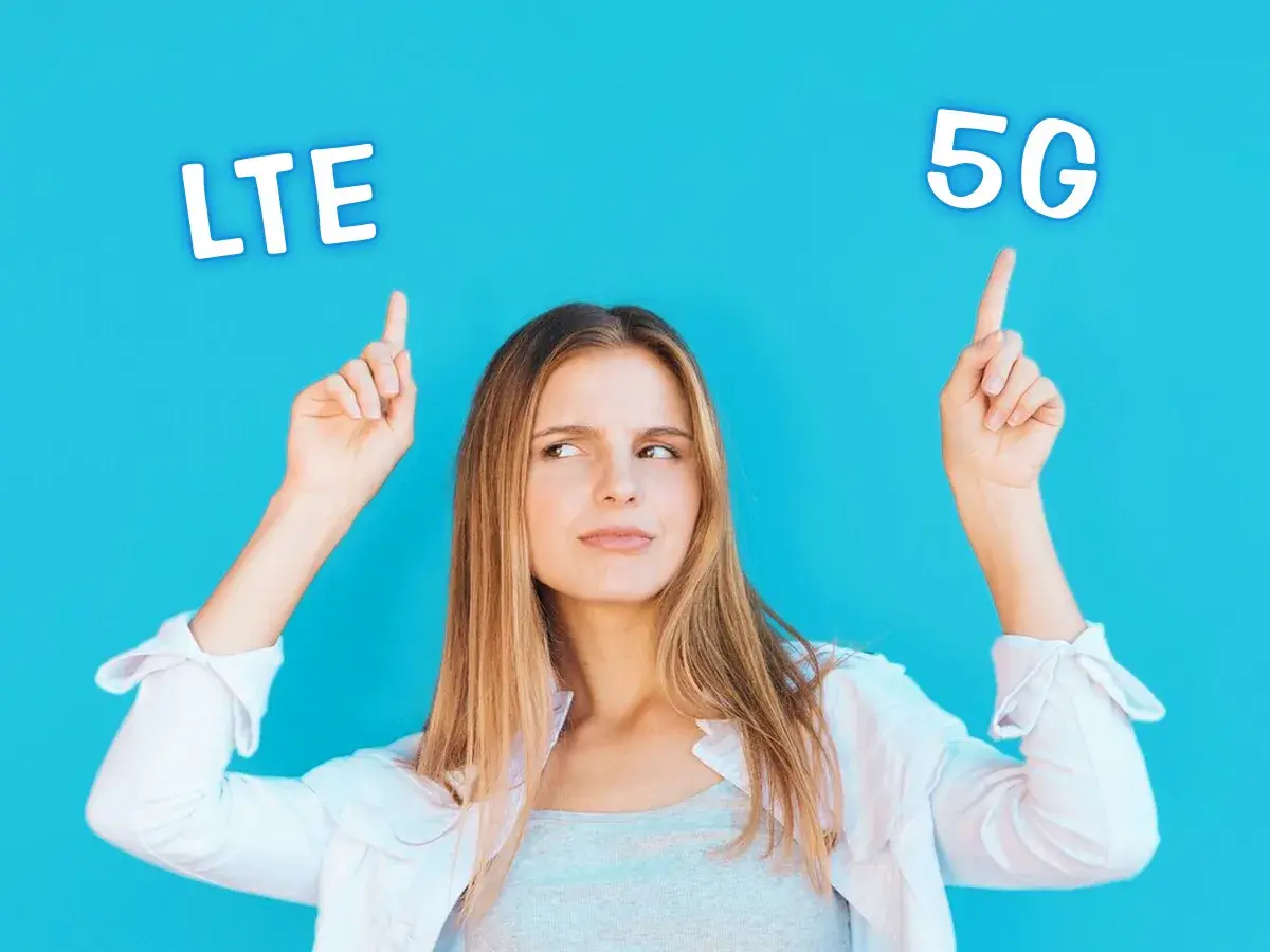 Młoda kobieta zastanawia się, czy wybrać LTE czy 5G, wskazując palcami na napisy nad głową.