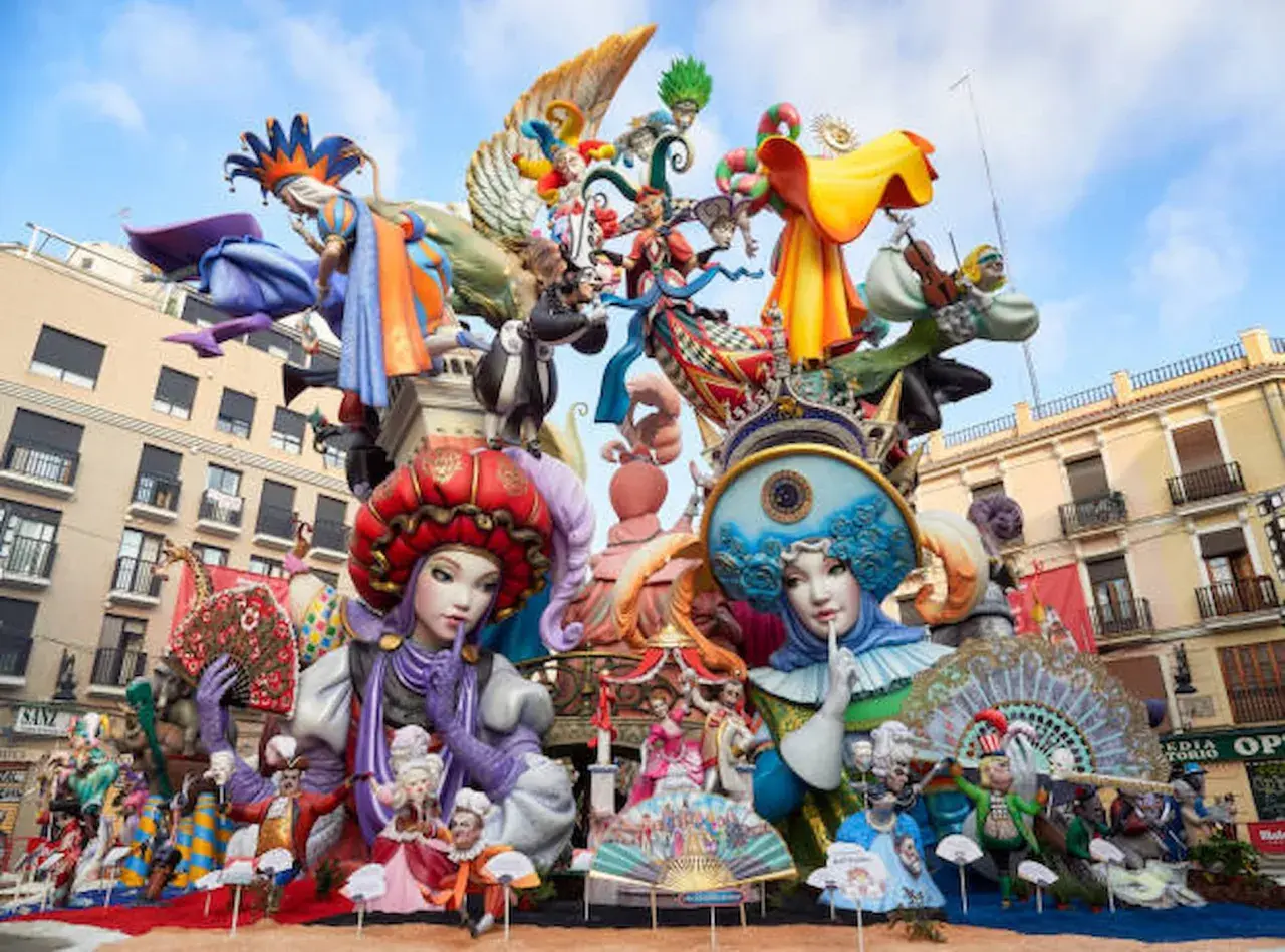 Figuras coloridas y extravagantes celebran cuando son las Fallas. Un espectáculo de arte y tradición en la calle.