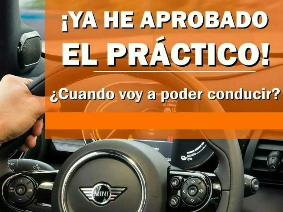 Mano en volante de Mini Cooper. Texto: "¡Ya he aprobado el práctico! ¿Cuando voy a poder conducir?".