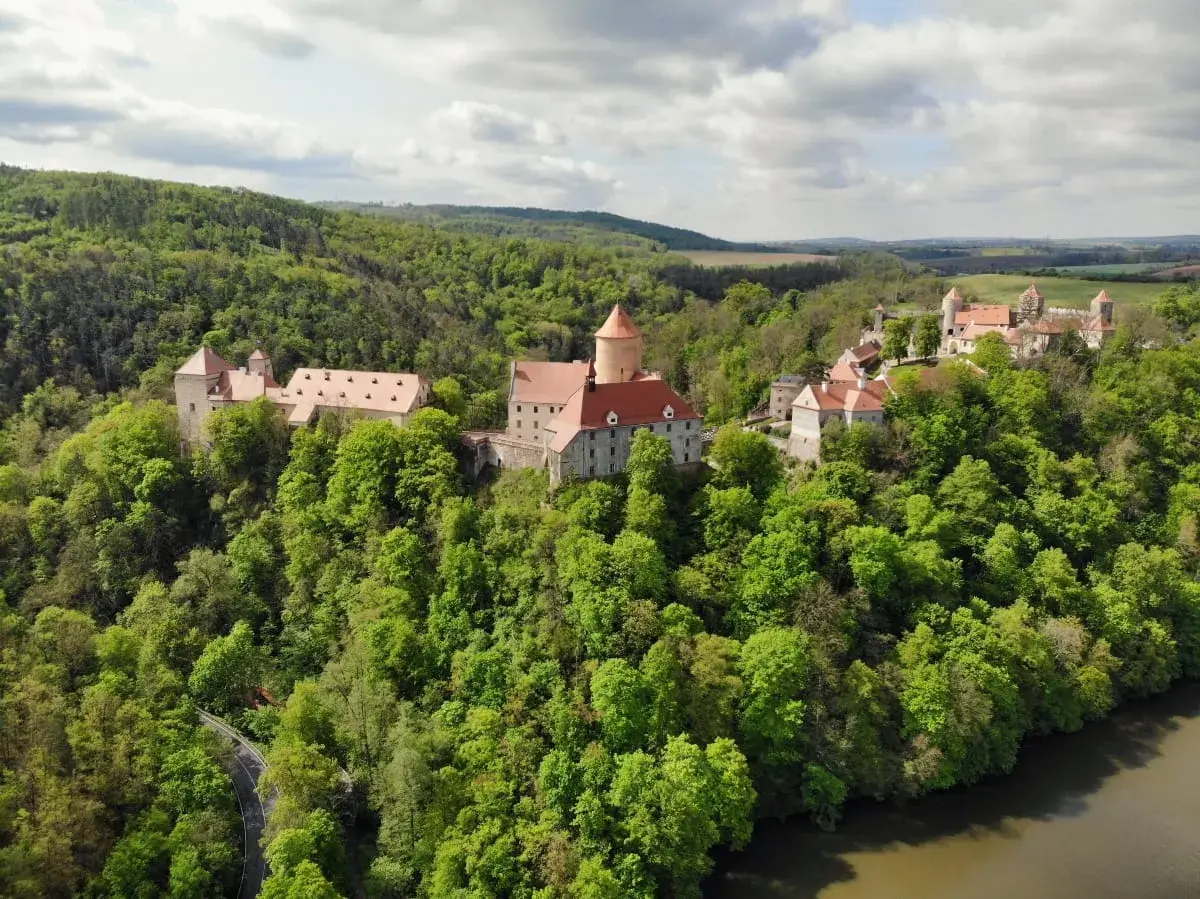 Zamek Pernštejn, perła Czech, w otoczeniu bujnej zieleni. To drugie miasto Czech, które zachwyca swoją historią i architekturą.