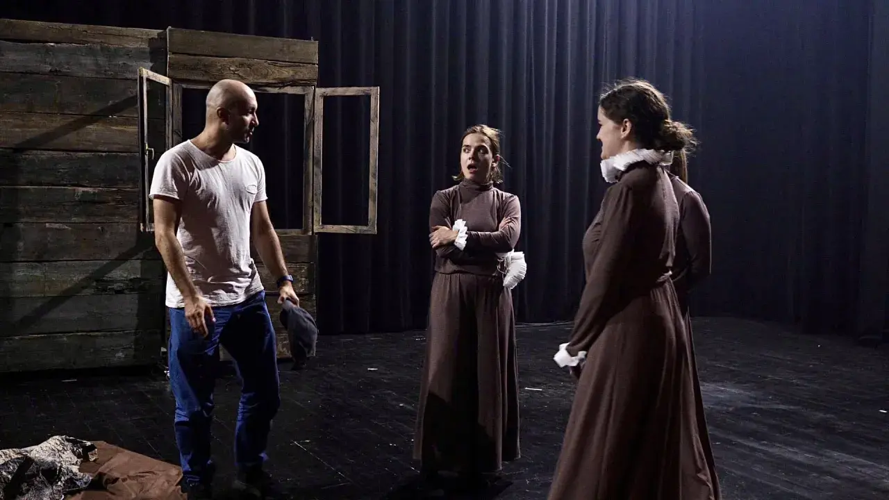 Co robi reżyser w teatrze? Odkryj tajniki jego pracy i obowiązków
