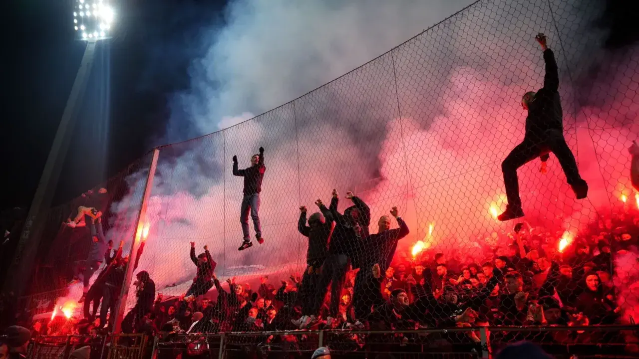 Fani na trybunach, odpalone race i dym tworzą atmosferę jak na włochy mistrzostwa świata.