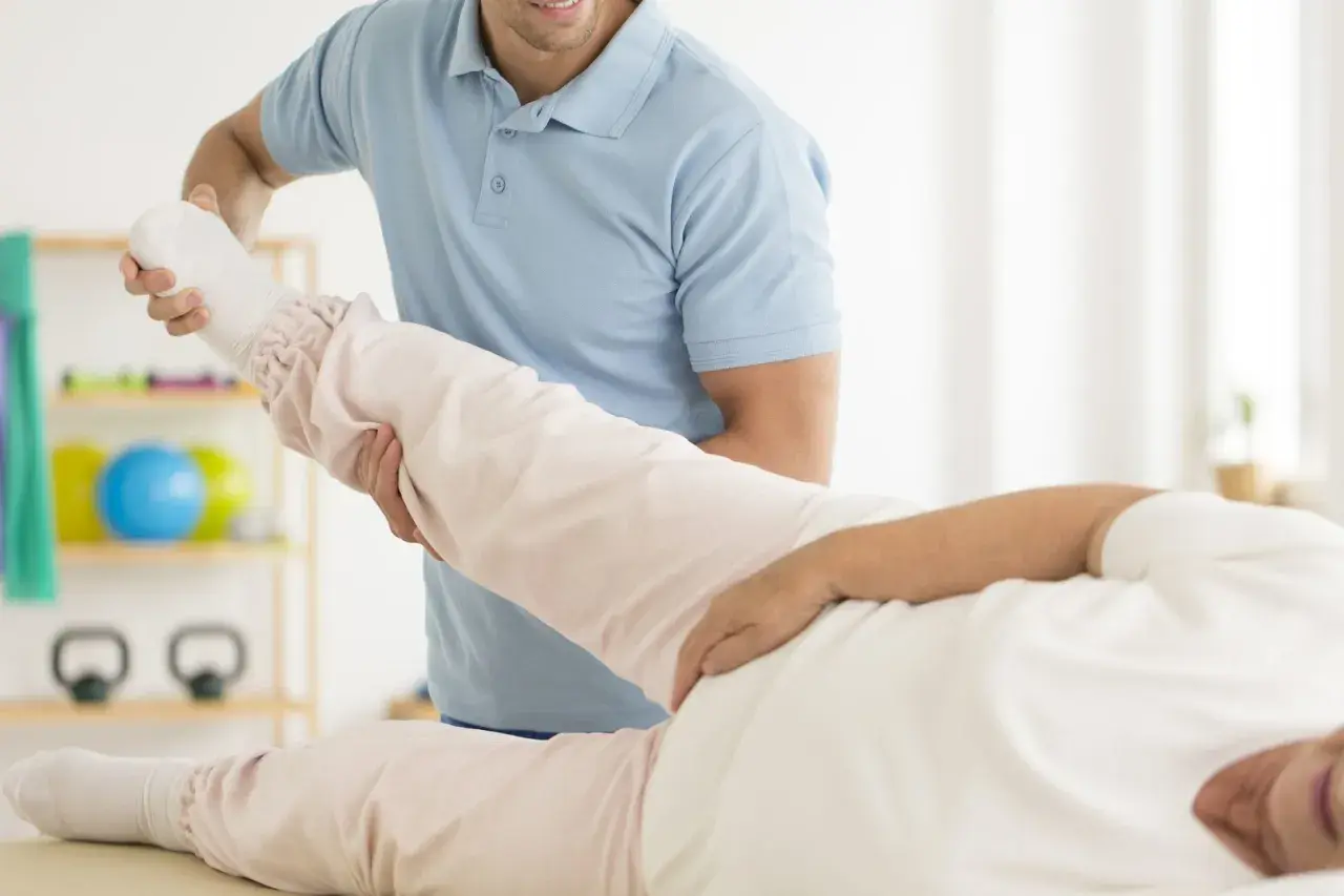 Rehabilitacja biodra: Jak odzyskać sprawność po urazie lub operacji?