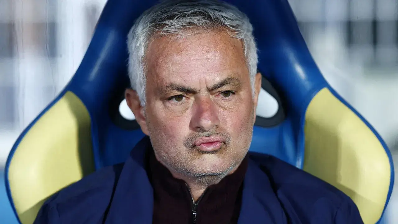 Jose Mourinho, były trener Realu Madryt, siedzi na ławce rezerwowych, zamyślony.