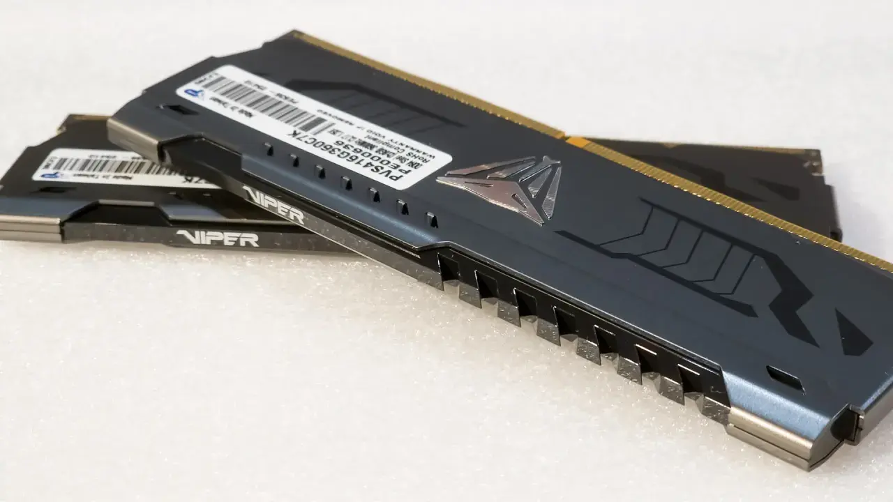 Dwa moduły pamięci RAM Viper, jeden na drugim. Górny ma czarny radiator z logo węża i złotymi stykami.