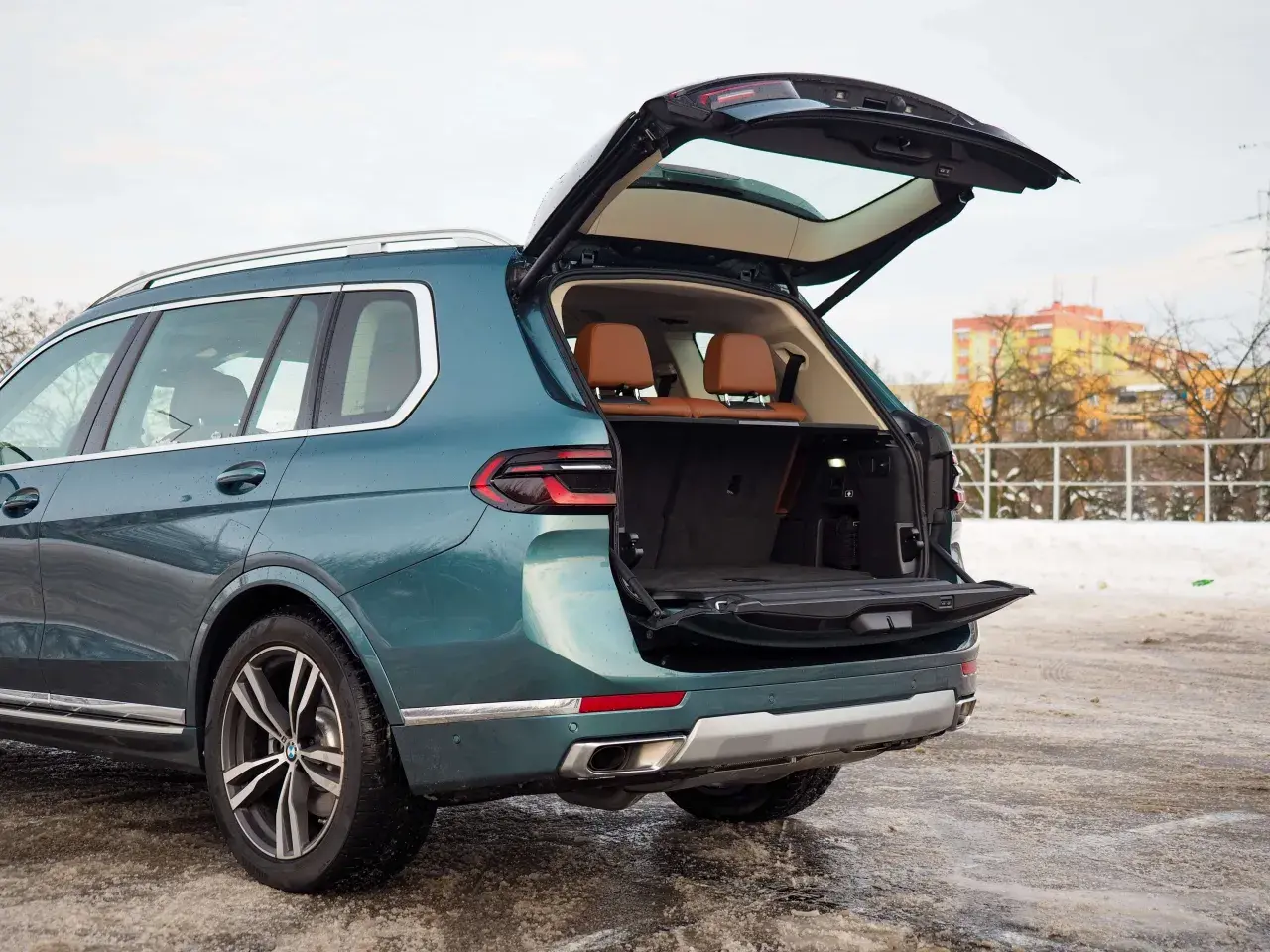 Zielony BMW X7 z otwartym bagażnikiem, gotowy na podróż. Sprawdź aktualną bmw x7 cena.