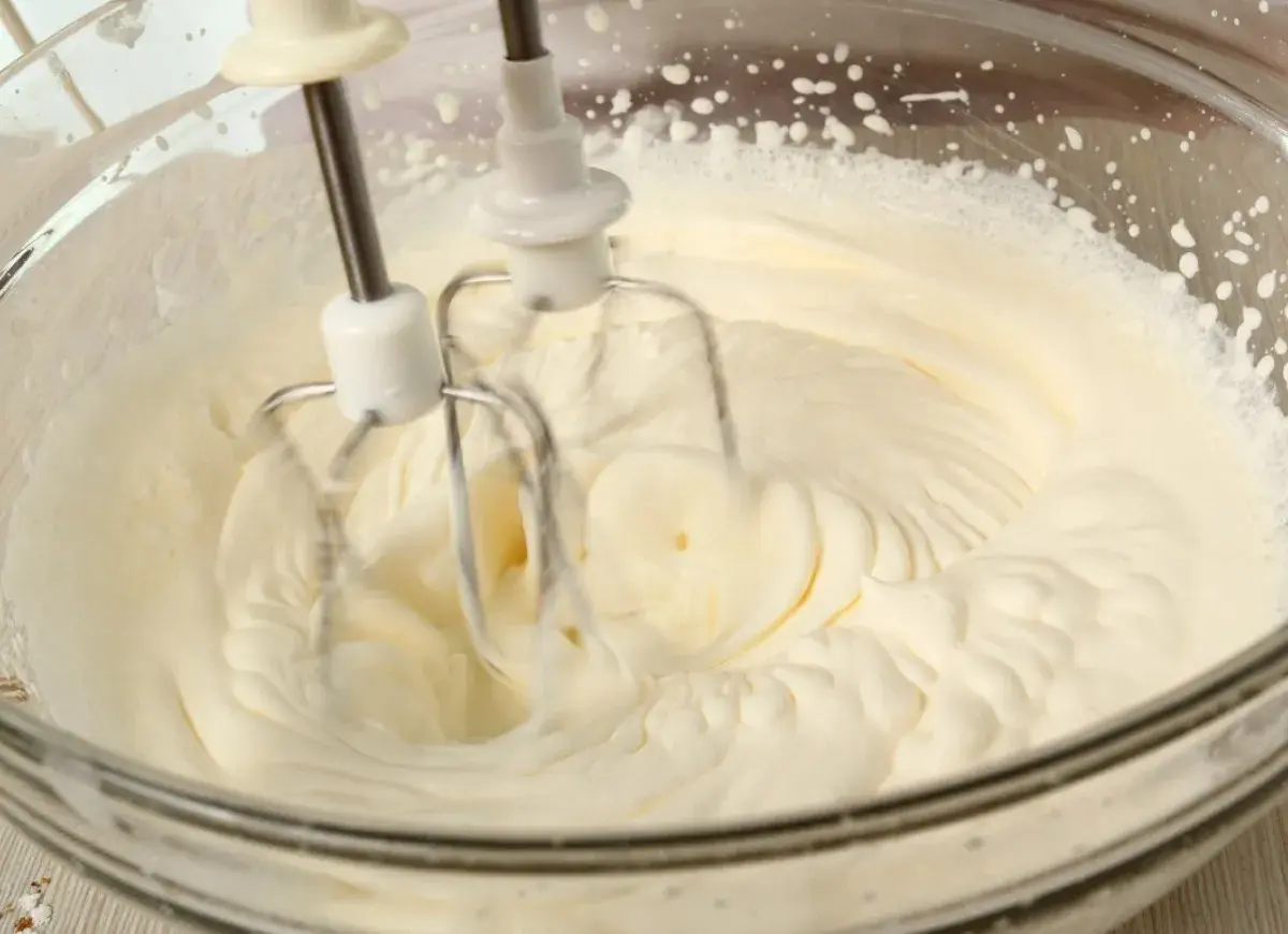 Ubity krem śmietankowy do tortu bez mascarpone, przygotowywany mikserem w szklanej misie. Idealna konsystencja na puszyste ciasto.