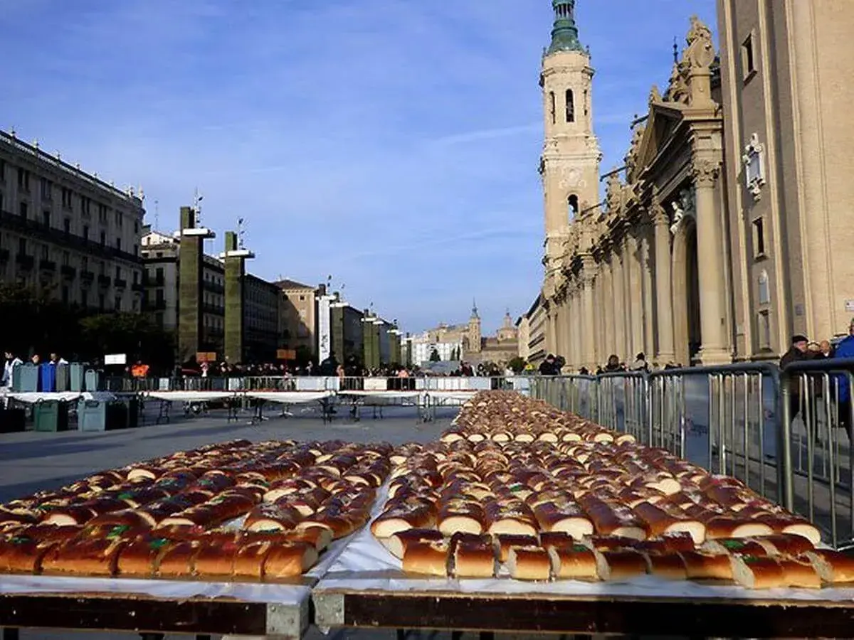 Largas filas de roscones de Reyes decoran la plaza del Pilar, Zaragoza, para las actividades de San Valero.
