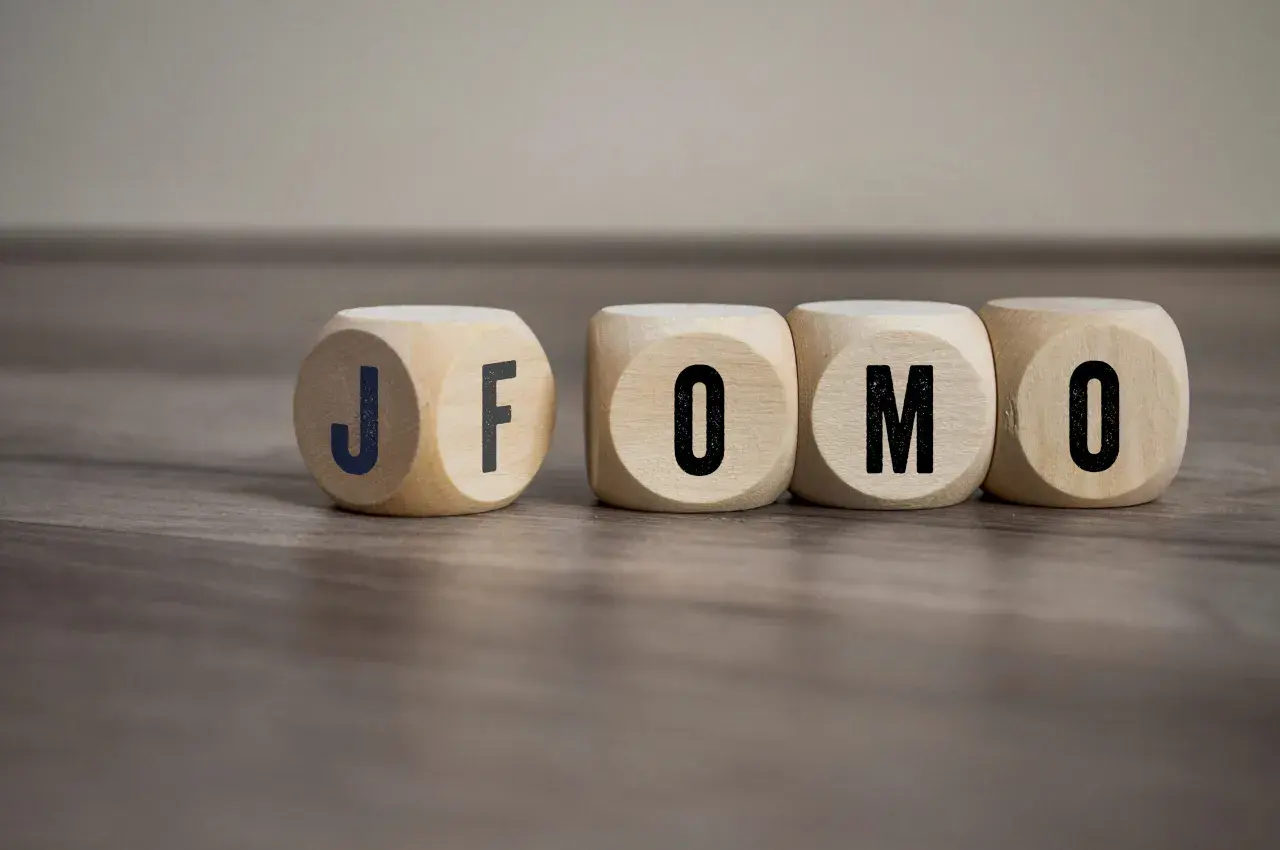 Drewniane kostki z literami J, F, O, M, O. Czy to FOMO? Strach przed tym, że coś nas omija.