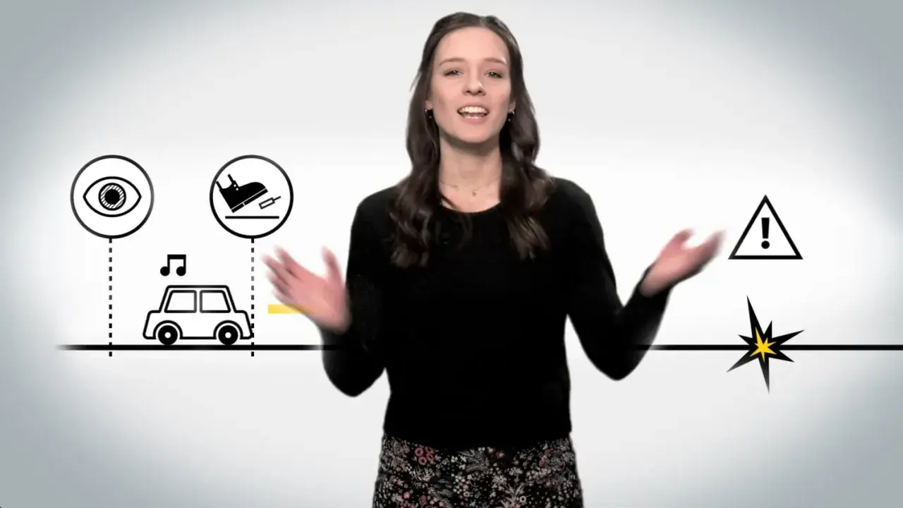 Eine Frau erklärt die normale Bremsung. Symbole zeigen Auge, Fuß auf Pedal, Auto mit Musiknote, Warnzeichen und einen Stern. Der Bremsweg ist kurz.