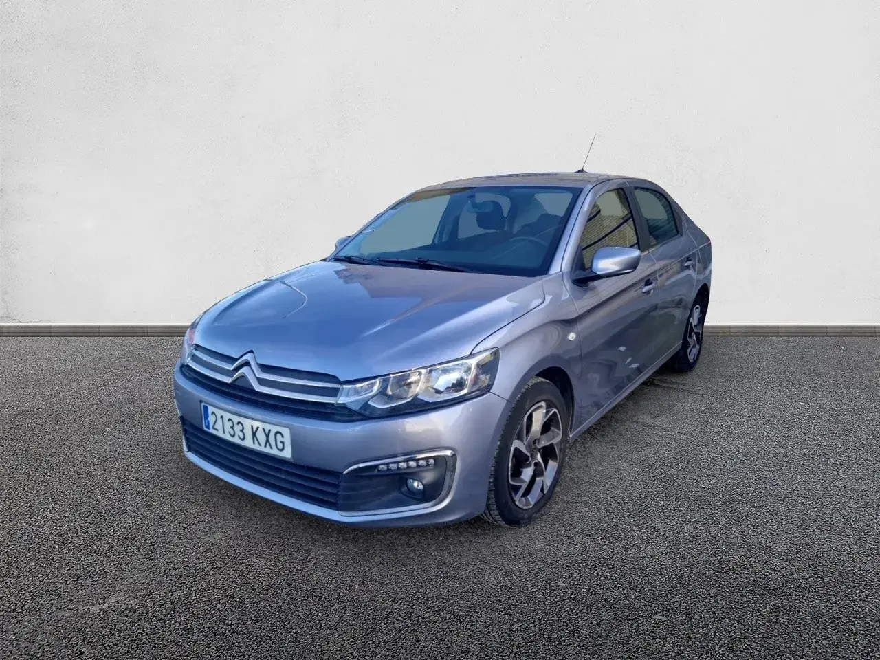Citroën C-Elysée gris plata, un sedán elegante y funcional, listo para cualquier aventura.
