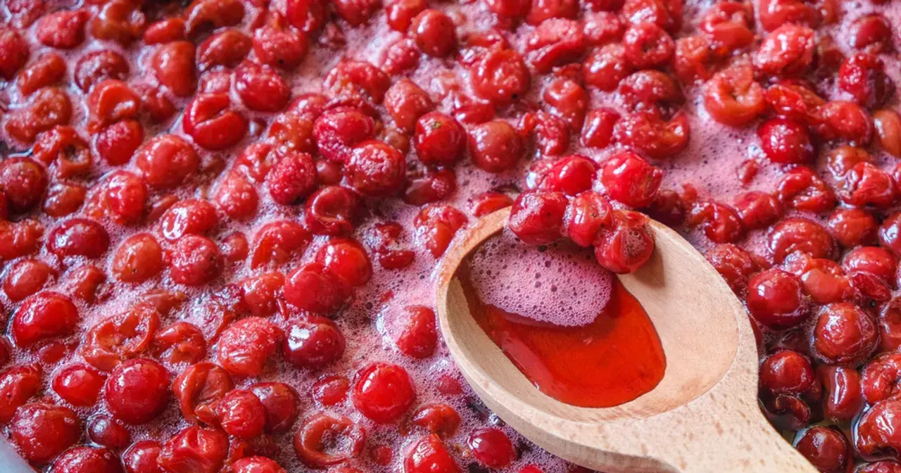 Gotowanie wiśni na sok. Sok z wiśni na co pomaga? Warto pić dla zdrowia!