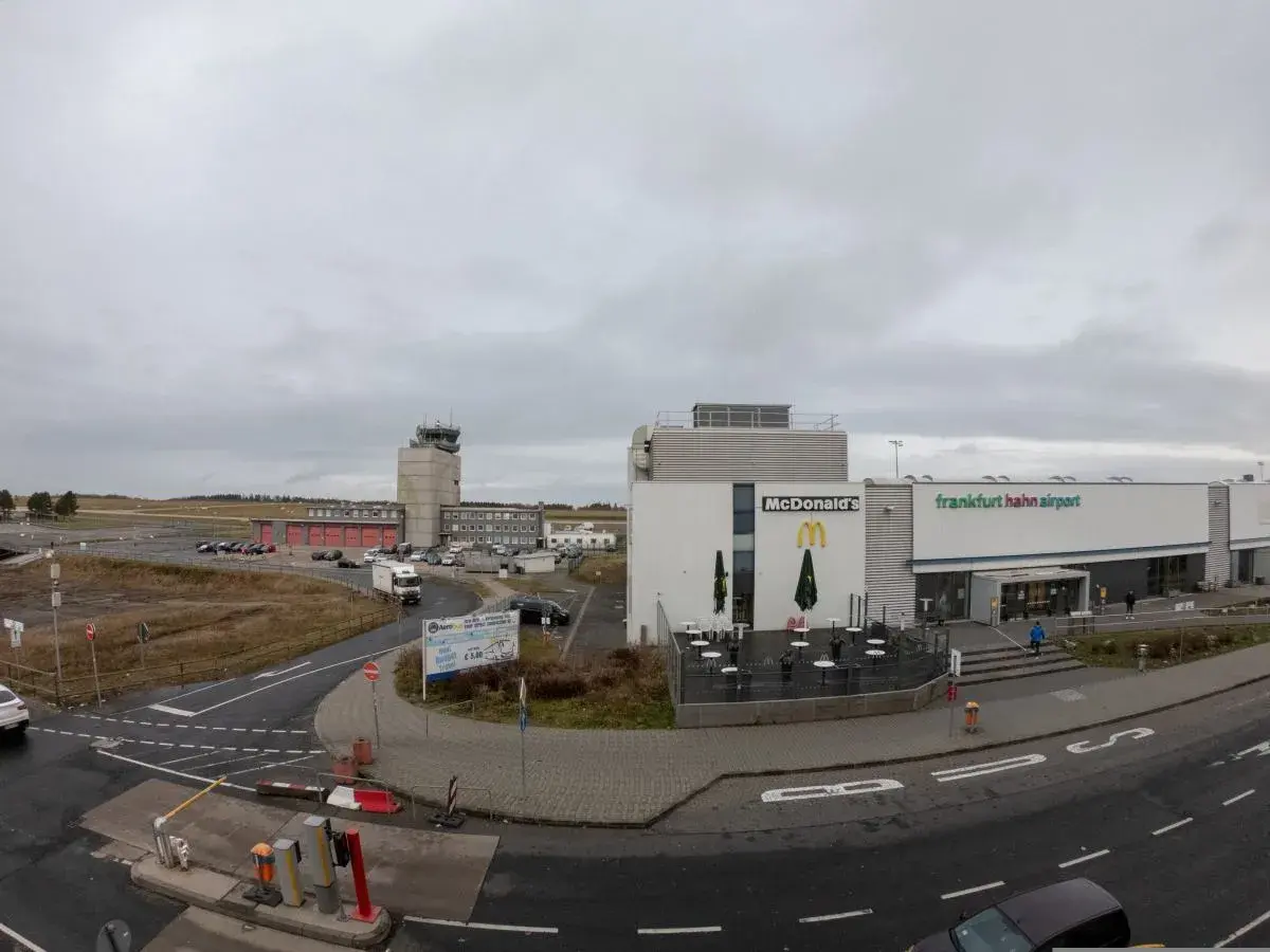 Lotnisko Frankfurt Hahn Airport z McDonald's i wieżą kontroli lotów.