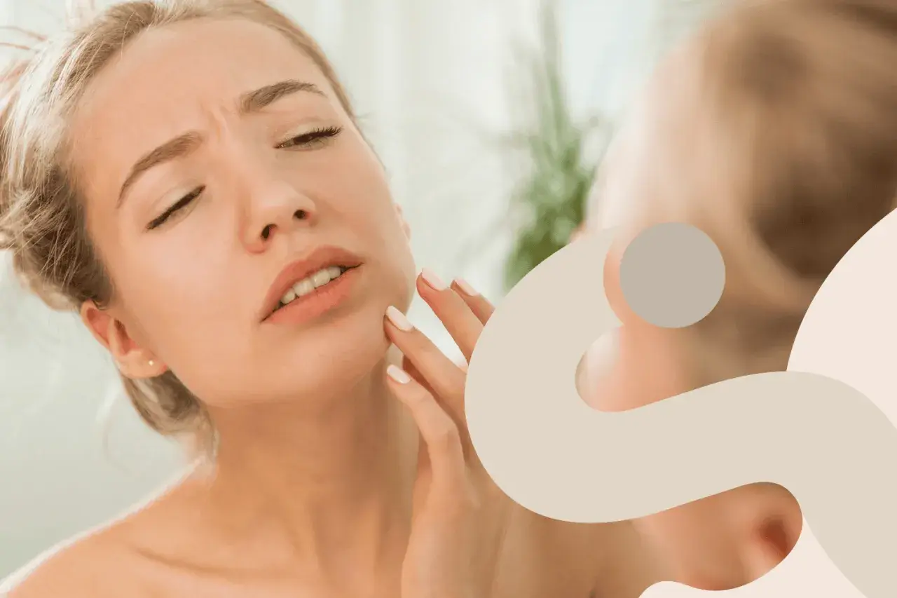 Donna con viso irritato che si tocca la guancia, preoccupata per la sua pelle.