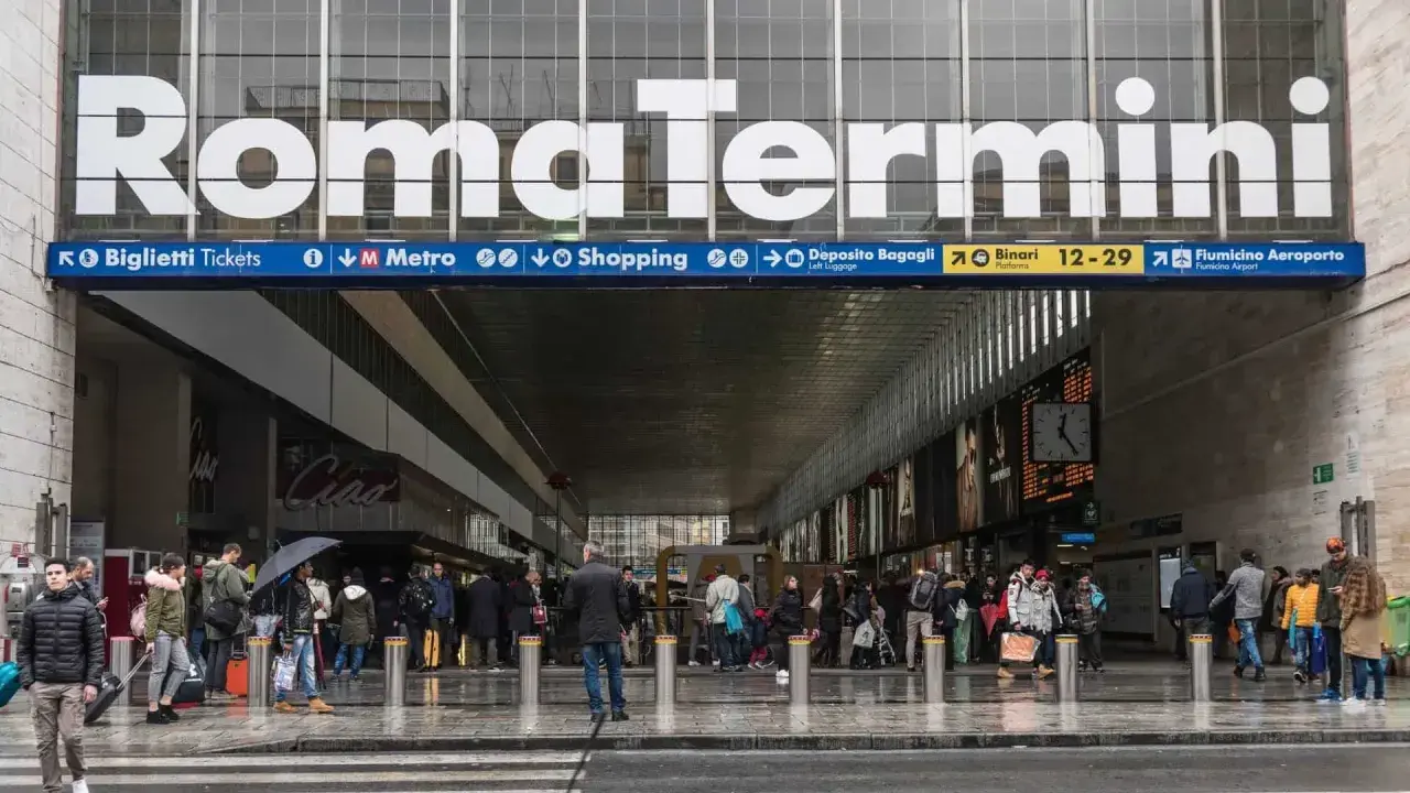 Ingresso di Roma Termini, con cartelli che indicano "Metro" e "Biglietti Tickets". Il biglietto del treno vale anche per la metro.