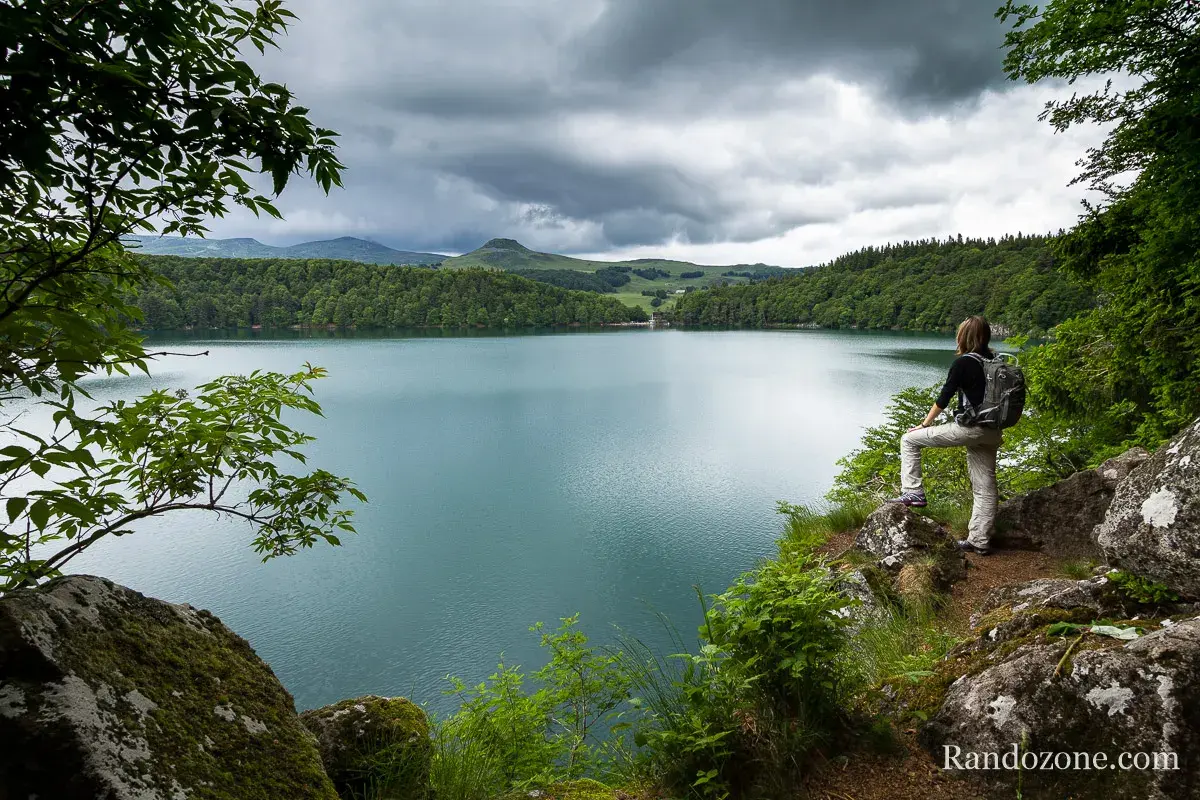 Une randonnée au lac Pavin offre une vue imprenable sur l'eau turquoise et les forêts verdoyantes.