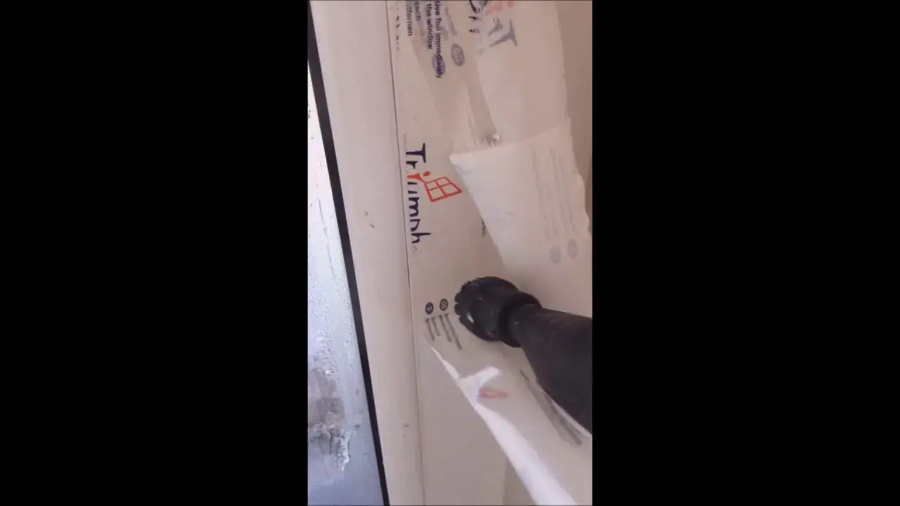 Jak zerwać folię z okien bez uszkodzeń i frustracji
