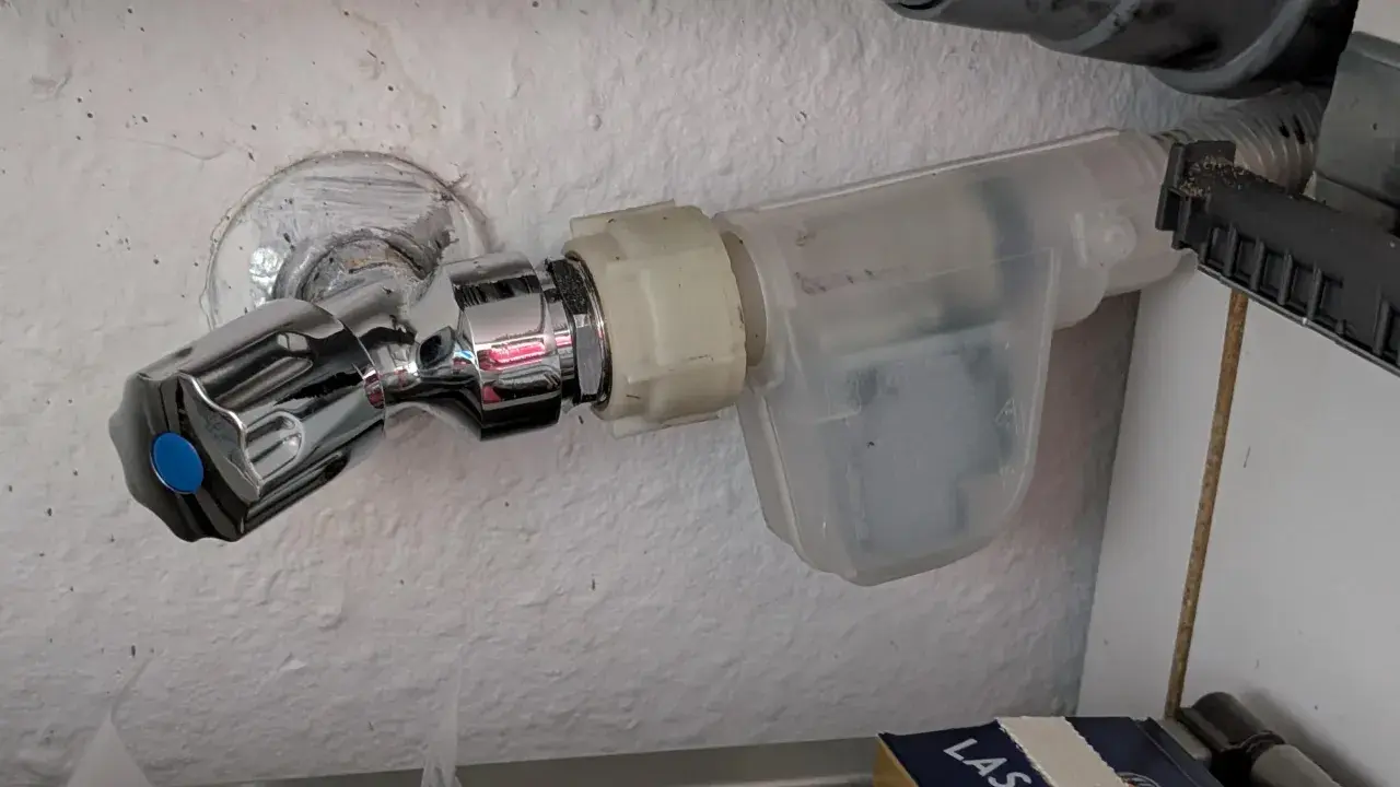 Wasserhahn mit Aquastop-Ventil. Mögliche aquastop defekt symptome: Tropfen, kein Wasserfluss.