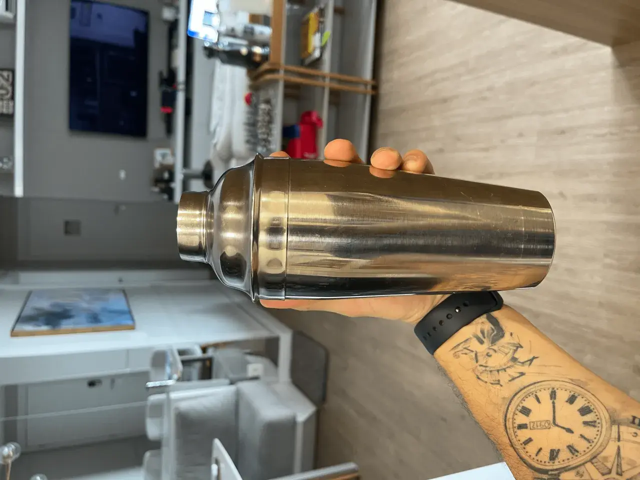 Metaliczny posmak w drinku? To objawy źle wyczyszczonego shakera. Upewnij się, że Twój jest lśniący i czysty!