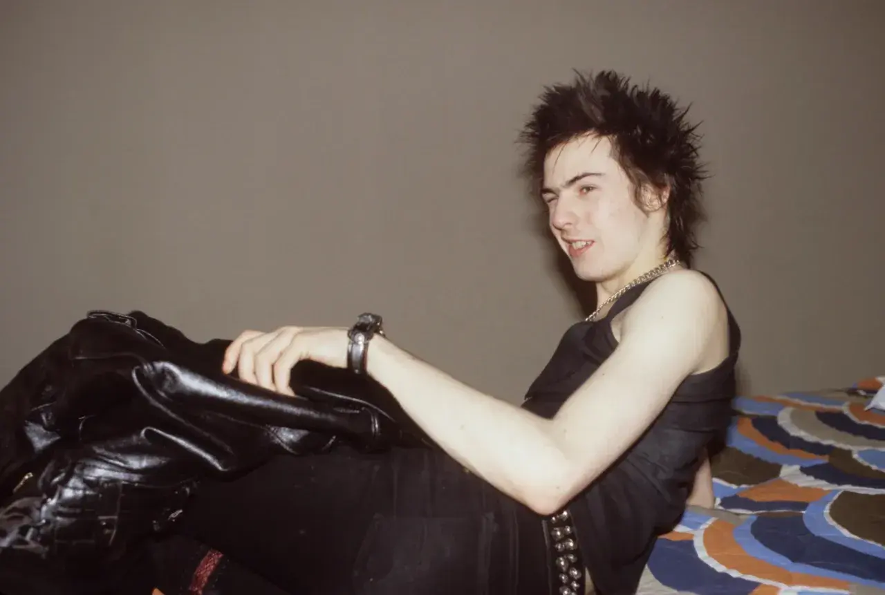 Sid Vicious, ikona zespołu Sex Pistols, w skórzanej kurtce i z charakterystyczną fryzurą.