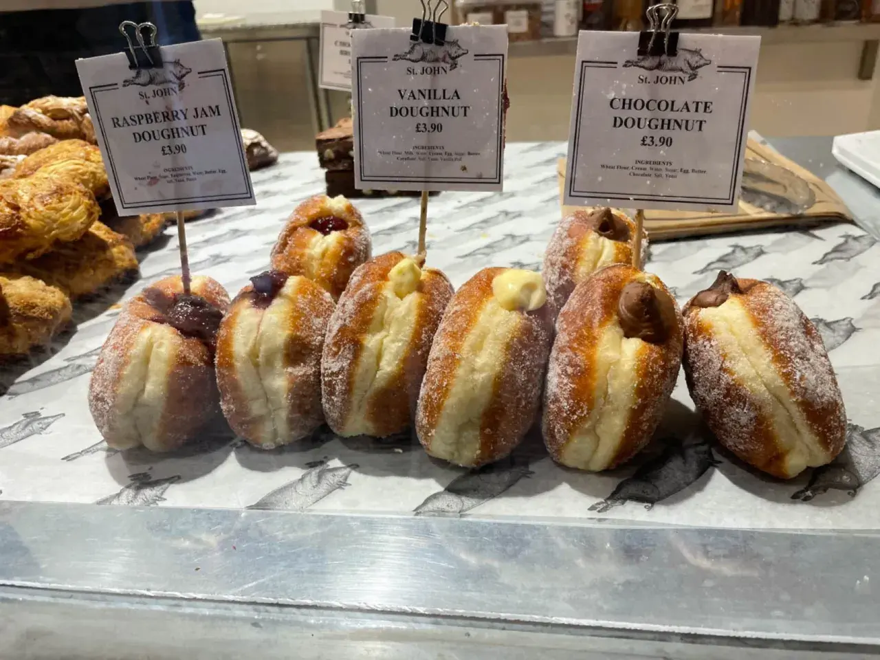 Pyszne pączki z dżemem malinowym, wanilią i czekoladą – tradycyjne jedzenie w Londynie.
