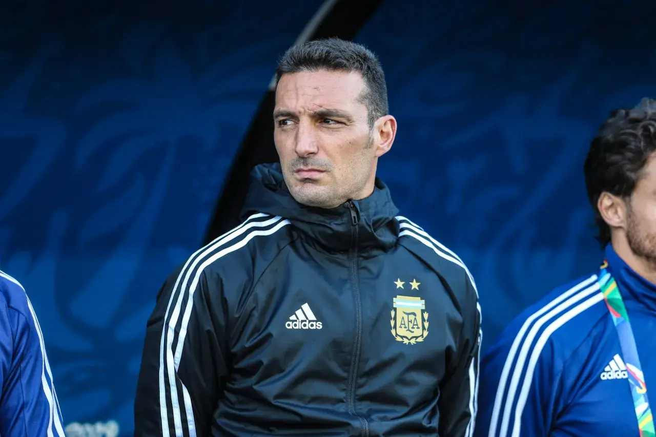 Lionel Scaloni, trener Argentyny, w czarnej kurtce z herbem AFA i trzema paskami Adidas.