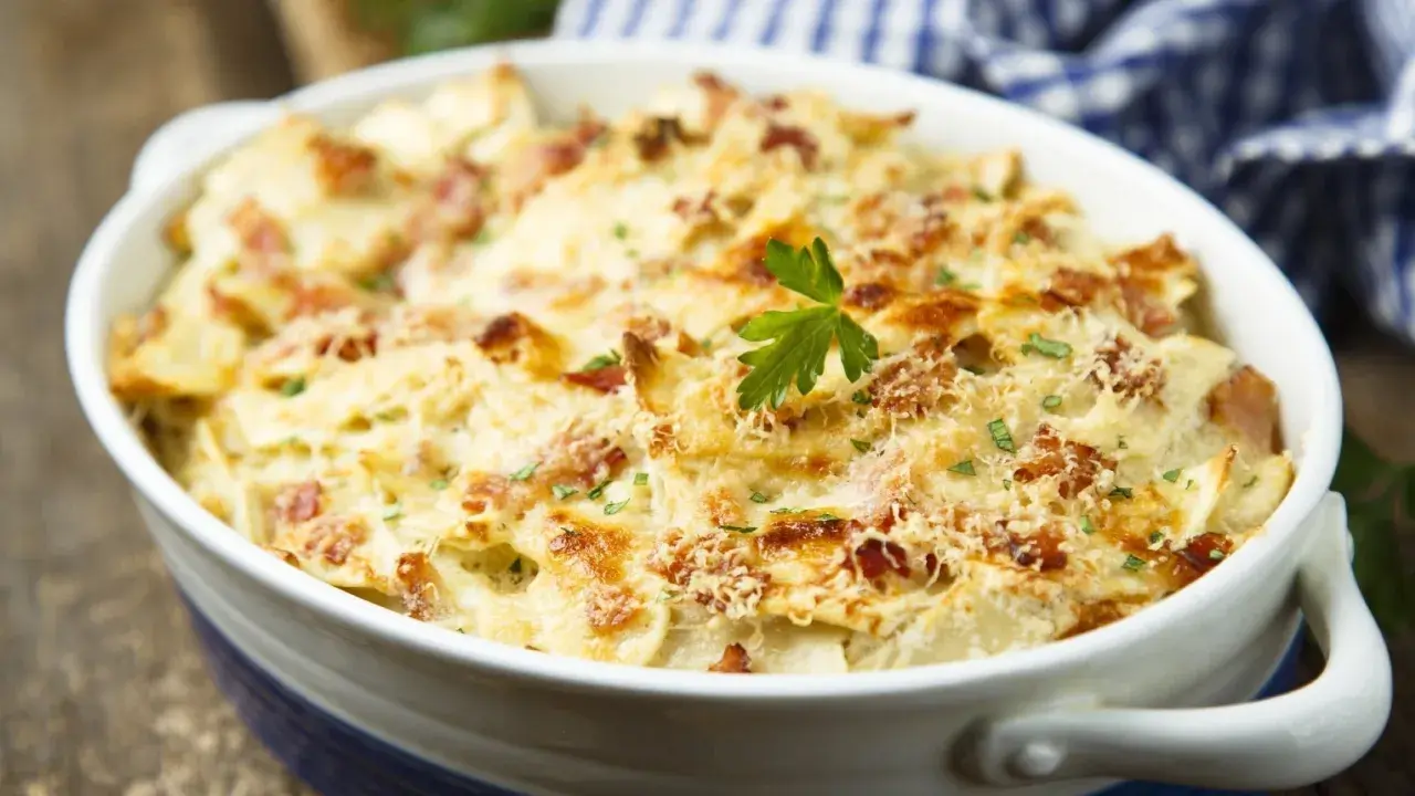 Tartiflette gratinée, dorée et savoureuse, prête à être dégustée. Quel vin blanc choisir pour accompagner ce plat ?