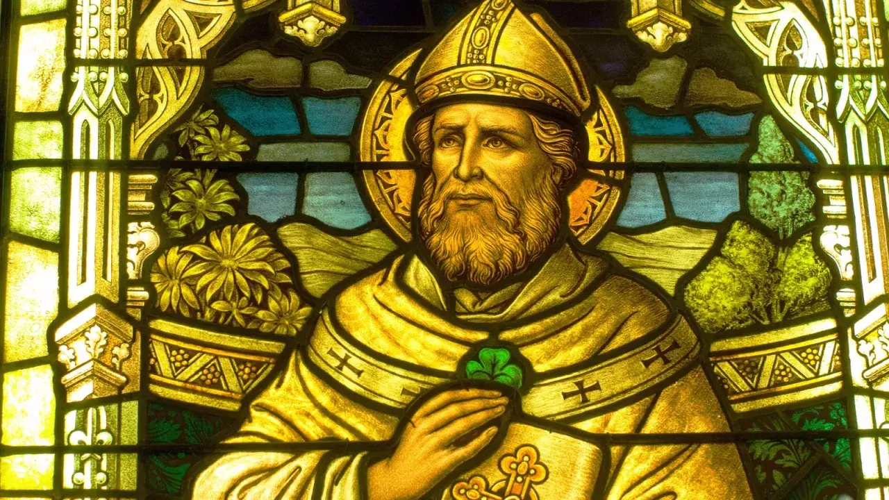 Vitral de San Patricio, con su trébol verde, celebrando el día de San Patricio.
