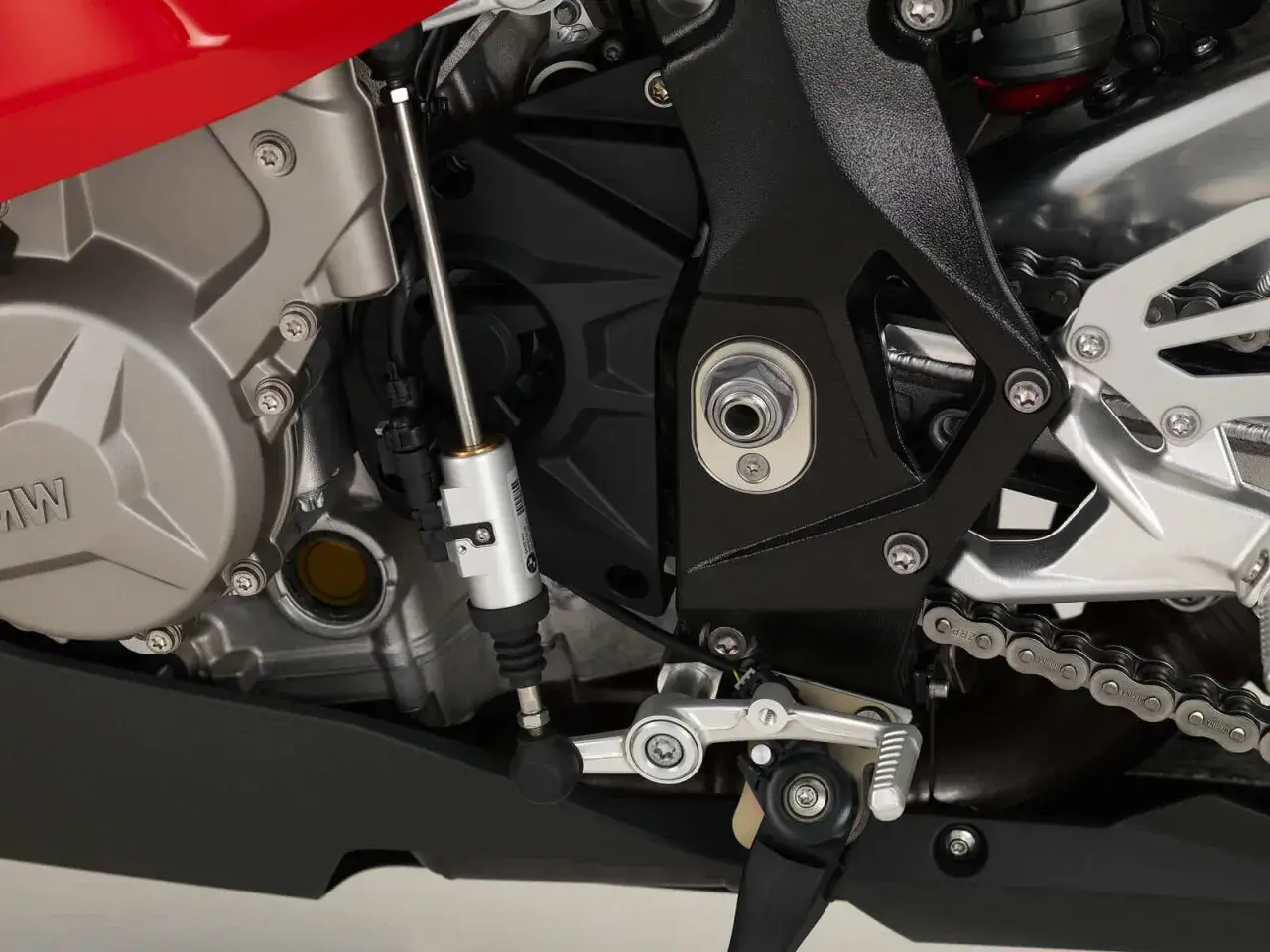 Mechanizm quickshifter co to? Widoczny element motocykla BMW z systemem szybkiej zmiany biegów.