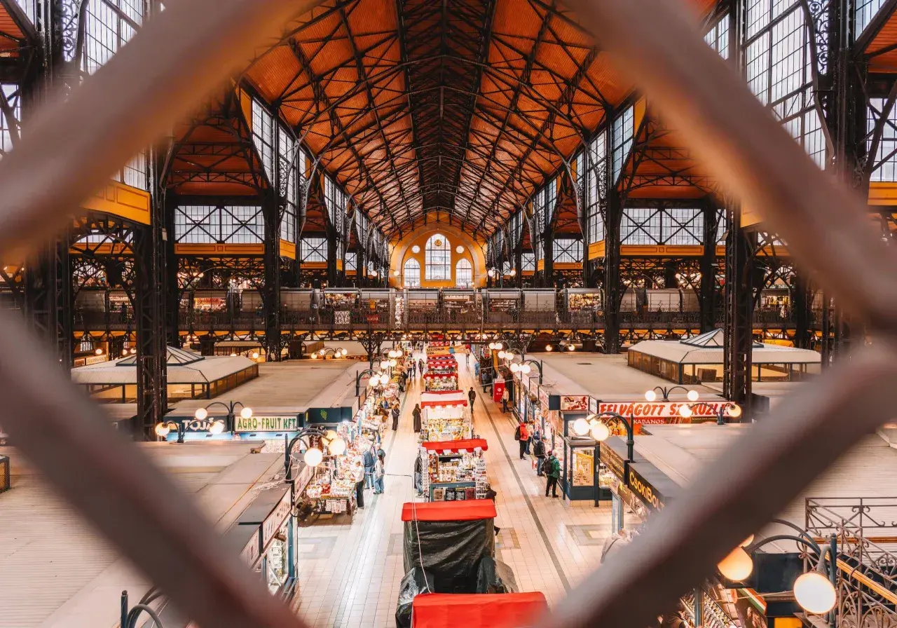 Blick in die riesige Markthalle von Budapest. Hier gibt es viele Buden mit Lebensmitteln und Souvenirs – ein Muss für Budapest Geheimtipps.