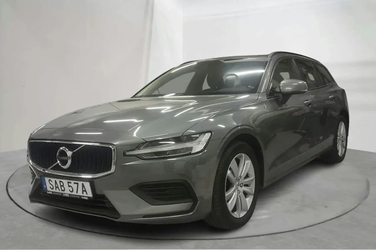 Grå Volvo V60 D4, en elegant kombi med modern design, redo för nya äventyr.