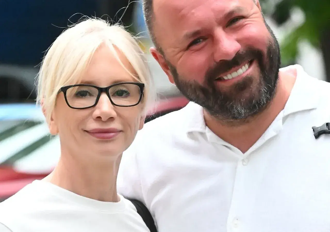 Ewa Gawryluk z mężem, uśmiechnięci i blisko siebie.