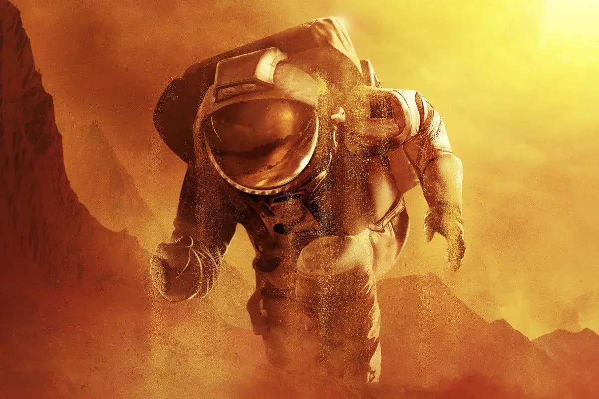 Un astronaute avance dans un paysage martien poussiéreux, sous un soleil éclatant. L'image évoque l'exploration et les défis de **For All Mankind saison 3**.