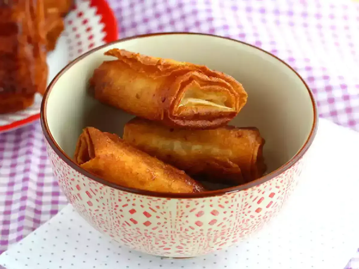Krispiga, gyllene rullar med friterad banan panko i en mönstrad skål.