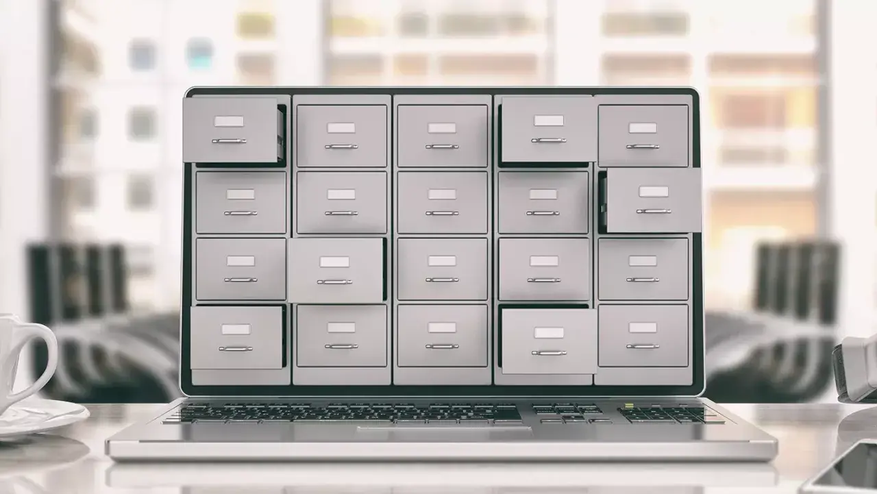 Ein Laptop mit einem Bild von vielen Schubladen, die an ein Archiv erinnern. Perfekt für den **backup imac**.